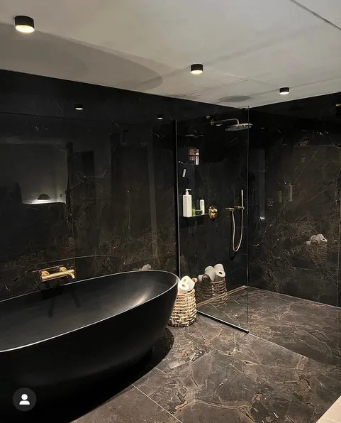 Eksklusivt badeværelse med sort marmor