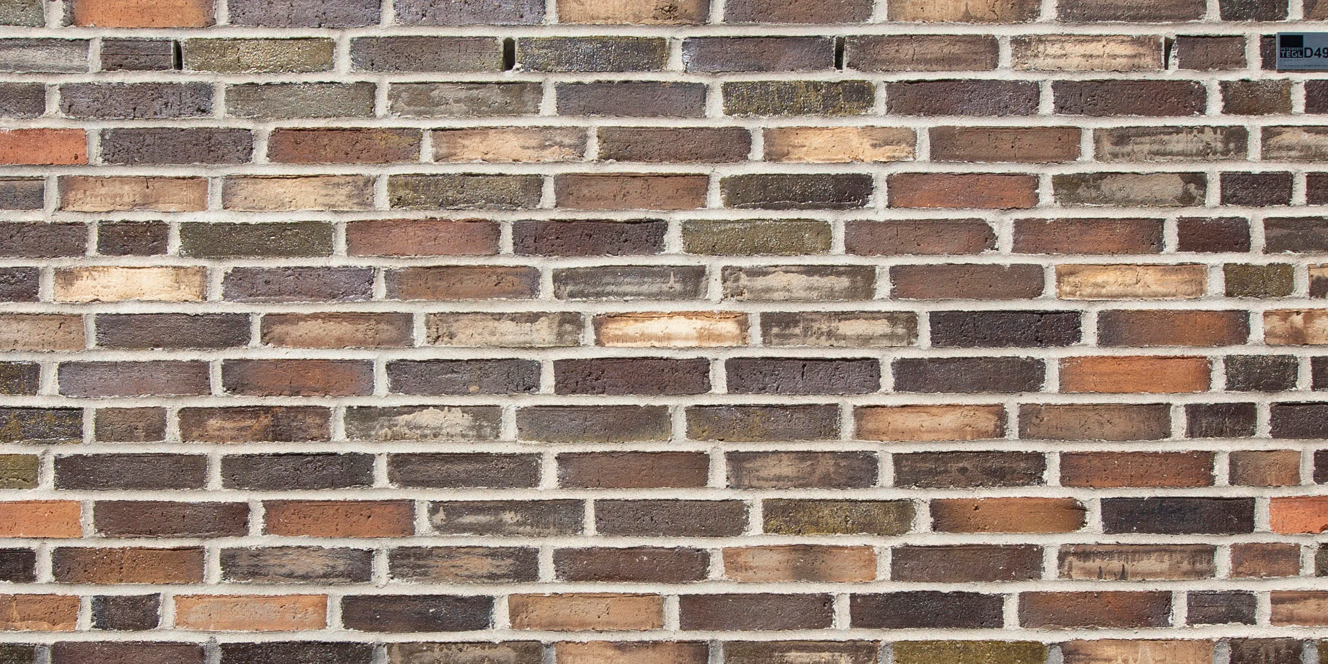 Murer der opfører murværk med vaterpas